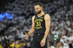 Curry leaves Warriors’ series opener vs. Wolves in 2nd quarter with strained hamstring
